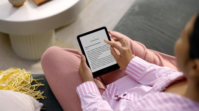 Recurso de persona leyendo en un eReader Kindle