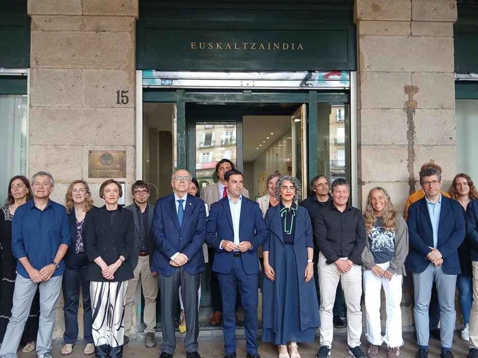 El lehendakari, Imanol Pradales, junto a los miembros del Consejo Asesor del Euskera, antes de reunirse en la sede de Euskaltzaindia en Bilbao.