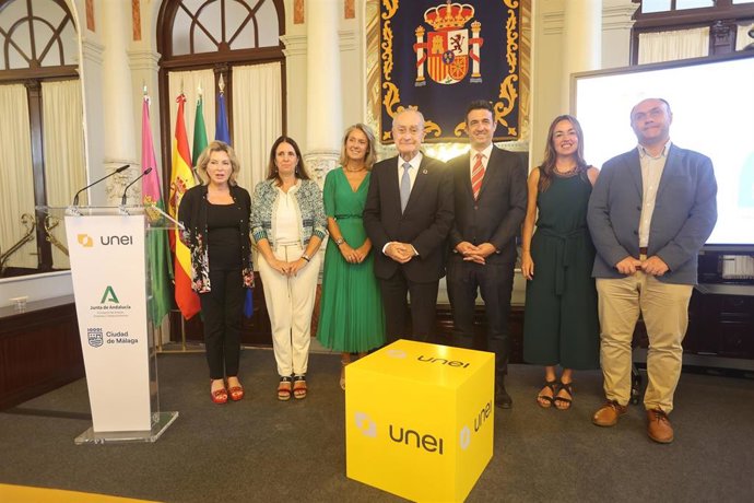 El alcalde de Málaga, Francisco de la Torre, y la secretaria general del Servicio Público de Empleo y Formación, Victoria Martín Lomeña, en la presentación deI estudio, junto al director general de UNEI, Rafael Cía, y la directora de marketing, Inma Ponce