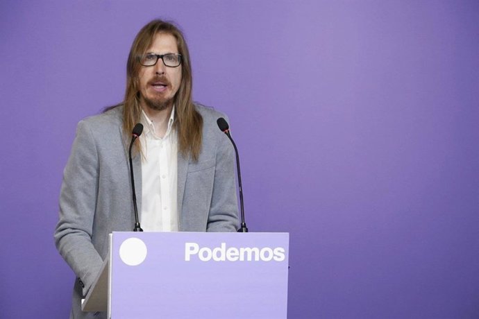 El secretario de Organización de Podemos y coportavoz del partido, Pablo Fernández, interviene en rueda de prensa.