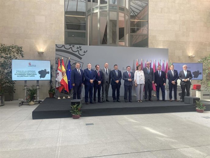 González Gago, junto a los representantes de las diputaciones provinciales tras la firma del convenio.