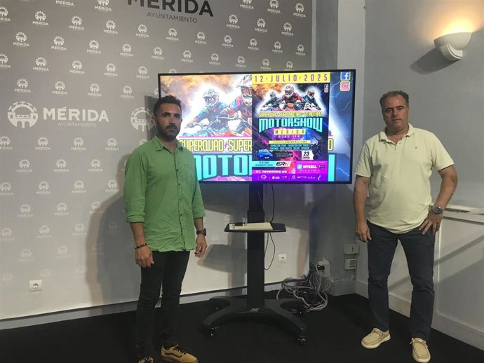 El gerente de Z eventos, Alberto Gómez, acompañado por el delegado de Deportes, Toni Marín en la presentacion del evento 'Motorshow'