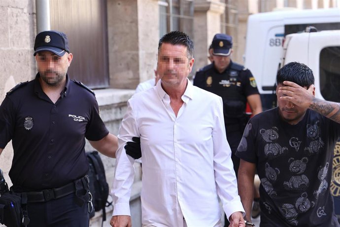 Archivo - El responsable de la empresa que explotaba el Medusa Beach llega a los juzgados de Palma tras ser detenido por la Policía Nacional en junio de 2024. 