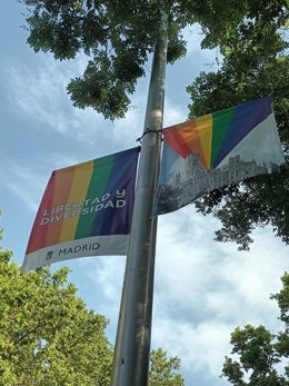 Archivo - Banderola del Ayuntamiento de Madrid por el Orgullo 2025
