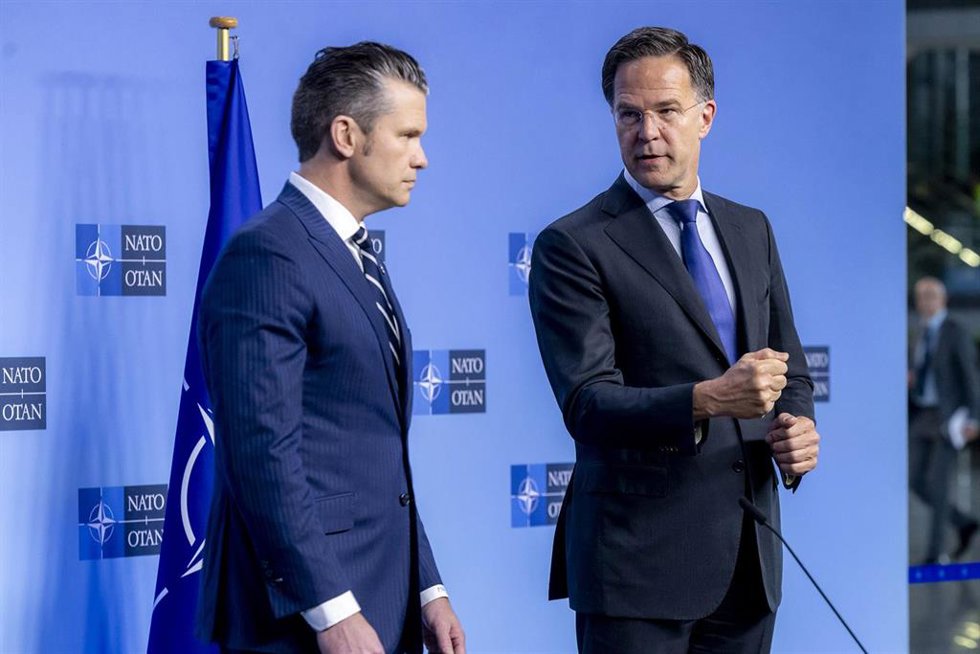 El secretario de Defensa, Pete Hegseth, durante una reunión en la OTAN, junto al secretario general, Mark Rutte.