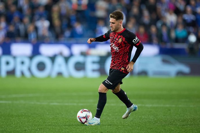 Archivo - Robert Navarro of RCD Mallorca in action during the LaLiga EA Sports match between Deportivo Alaves and RCD Mallorca at Mendizorrotza on November 1, 2024, in Vitoria, Spain.