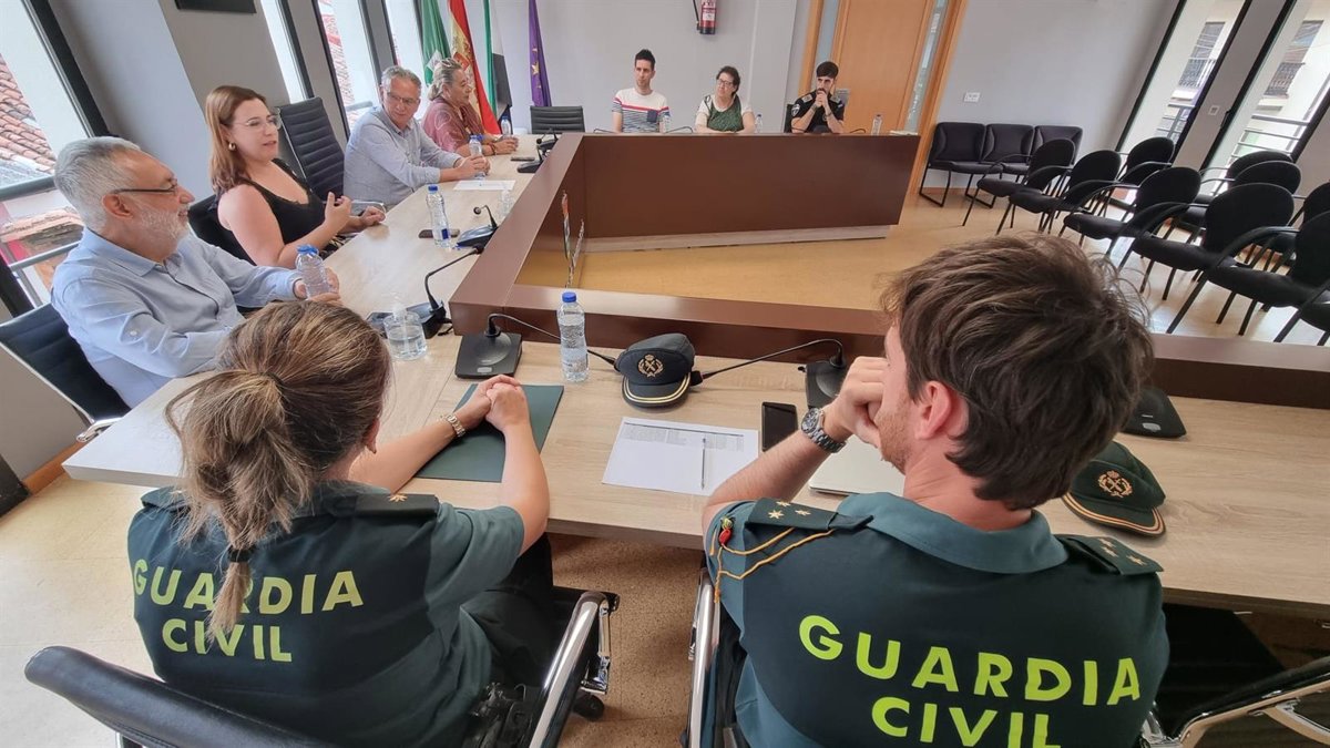 Un equipo de la Guardia Civil de Sevilla toma pruebas este lunes para conocer el origen del incendio de Olivenza