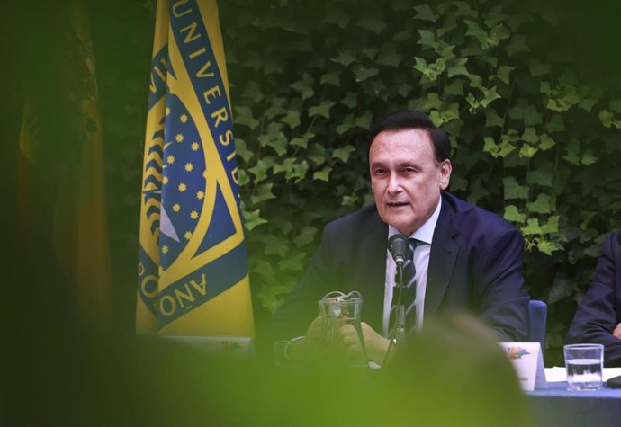 El consejero de Universidad, Investigación e Innovación, José Carlos Gómez Villamandos, durante la XXIII edición de los Cursos de Verano de la Universidad Pablo de Olavide en Carmona, a 23 de junio de 2025, en Sevilla.