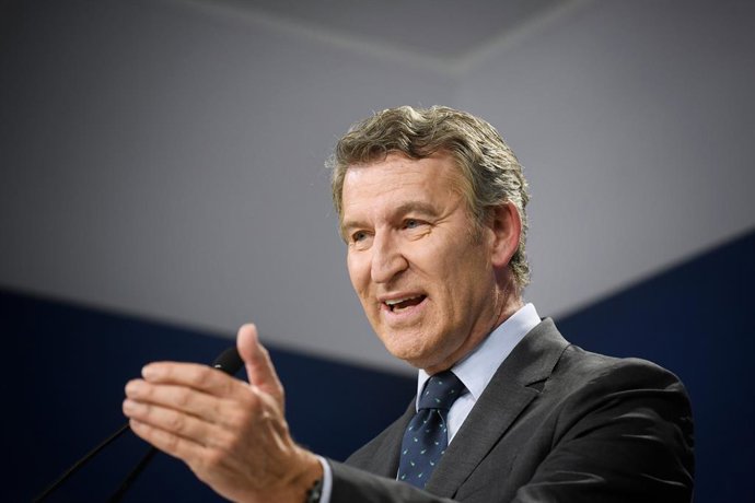 O presidente do Partido Popular, Alberto Núñez Feijóo, durante uma coletiva de imprensa na sede do PP em Gênova, em 12 de junho de 2025, em Madri (Espanha). Durante sua participação, Feijóo pediu a Sánchez que renunciasse e convocasse eleições depois de