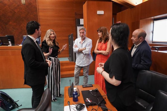 La vicepresidenta del Gobierno de Aragón, Mar Vaquero, conversa con varios diputados de la Comisión Institucional de las Cortes de Aragón.