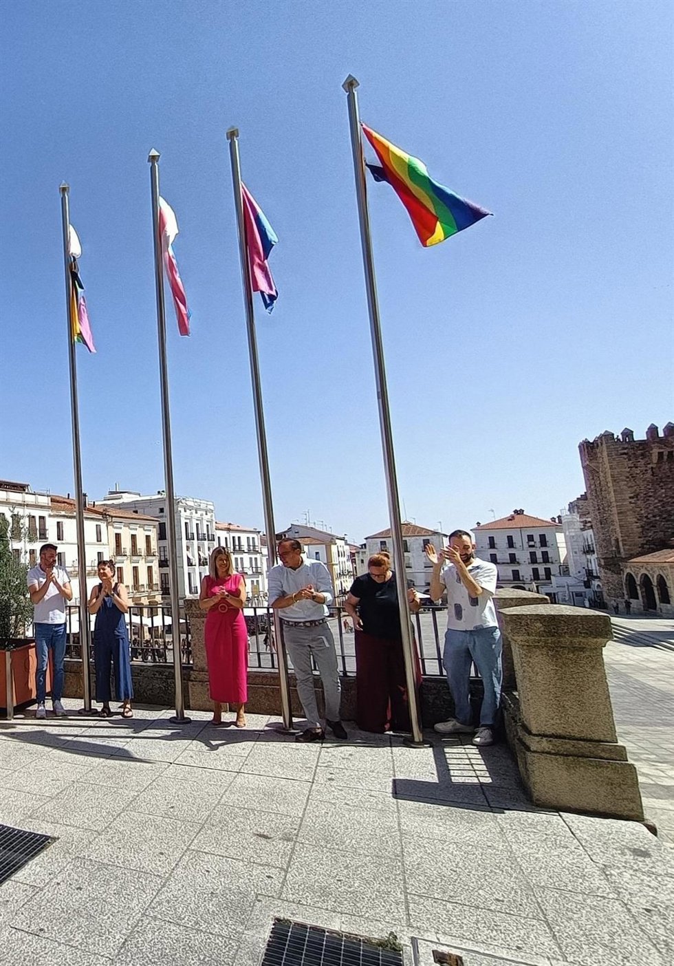 Banderas LGBTI ondean en el Ayuntamiento de Cáceres con motivo del Orgullo
