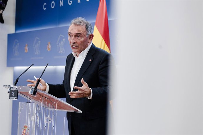 Archivo - El portavoz parlamentario de IU y diputado de Sumar, Enrique Santiago, durante una rueda de prensa en el Congreso de los Diputados, a 21 de enero de 2025, en Madrid (España).