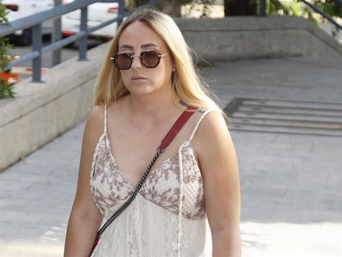 Rocío Flores, muy emocionada y sin poder contener las lágrimas tras su  reencuentro con su madre en el juzgado