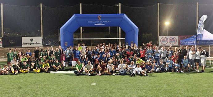 Foto de familia de los participantes en la jornada final de la III Liga Almeriense de Fútbol Inclusivo, celebrada en el estadio Emilio Moldenhauer de Garrucha (Almería).