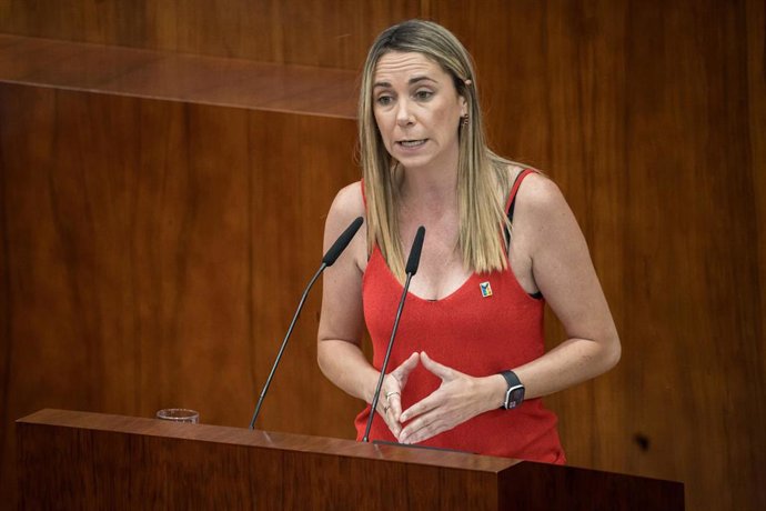La portavoz del PSOE en la Asamblea, Mar Espinar, interviene  durante una sesión plenaria en la Asamblea de Madrid