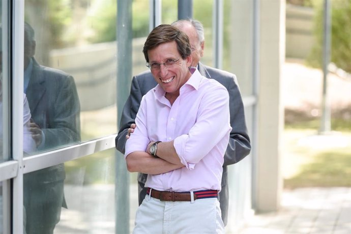 El alcalde de Madrid, José Luis Martínez, durante la inauguración del pabellón de vóley playa del Centro Deportivo Municipal Cerro Almodóvar