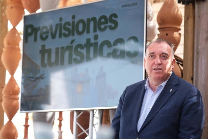 El consejero de Turismo y Andalucía Exterior de la Junta de Andalucía, Arturo Bernal, presentando en Cádiz las previsiones turísticas para este verano en Andalucía.