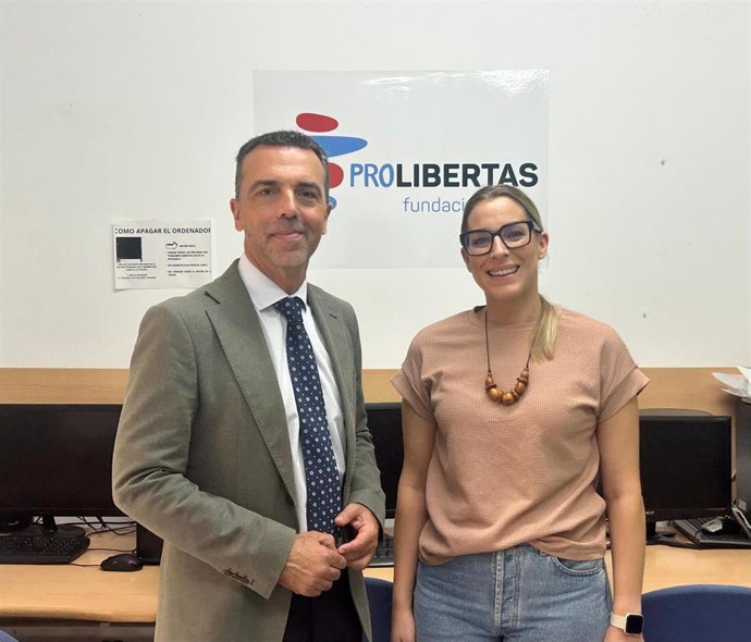 El delegado de Justicia, Administración Local y Función Pública de la Junta en Sevilla, Javier Millán, y la delegada de la Fundación Prolibertas en Sevilla, Ana Redondo, tras la firma del convenio.