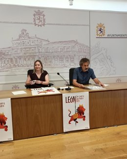La edil de Fiestas del Ayuntamiento de León, Camino Orejas, durante la presentación de la programación de las fiestas de San Juan y San Pedro 2025.