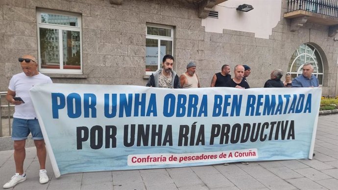 Representantes de mariscadoras y mariscadores de la ría de O Burgo, en una nueva concentración ante la Delegación del Gobierno en Galicia