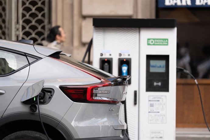 Archivo - Un coche cargándose en un punto de carga público para coches eléctricos
