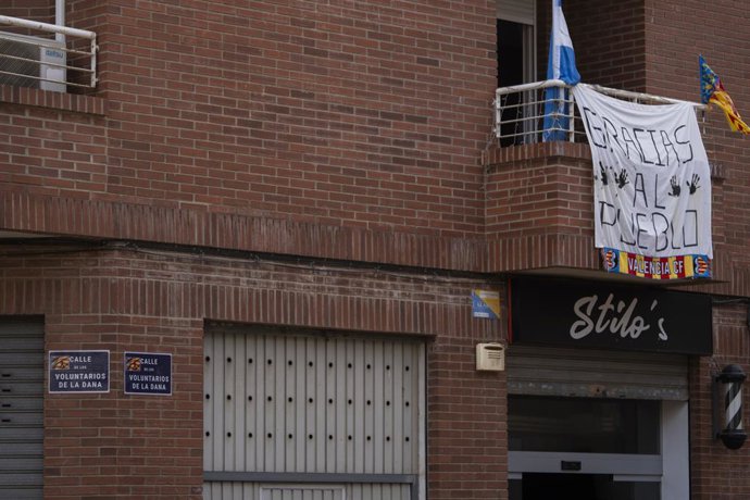 Archivo - Un cartell penjat en una balconada dona les gràcies als voluntaris