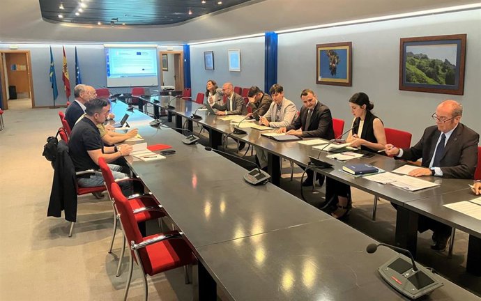 L consejero de Hacienda, Justicia y Asuntos Europeos, Guillermo Peláez (tercero por la derecha en la imagen) y el consejero de Ciencia, Industria y Empleo, Borja Sánchez (cuarto por la derecha), en la reunión de Comité Asesor de Fondos Europeos.