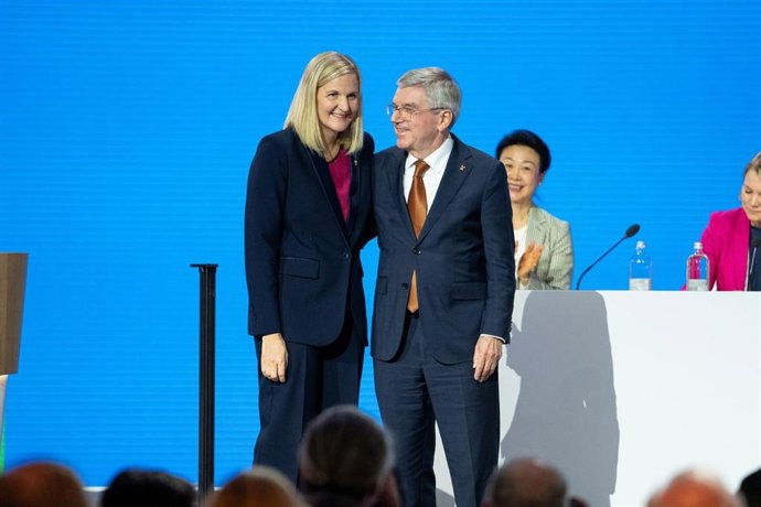 Archivo - Kirsty Coventry recibe la felicitación de Thomas Bach tras ser elegida nueva presidenta del COI.