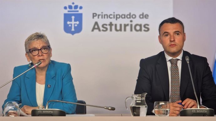 Concepción Saavedra, a la izquierda