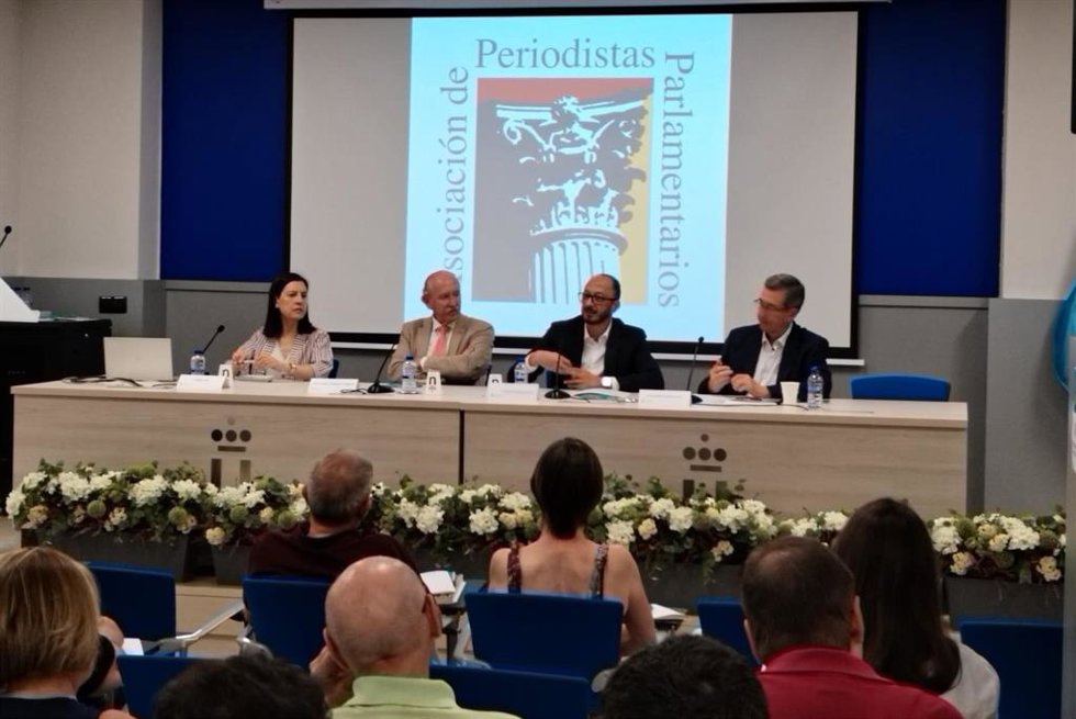 El vicepresidente primero del Congreso de los Diputados, Alfonso Rodríguez Gómez de Celis, --el tercero por la izquierda-- inaugura el curso de verano de la URJC sobre inestabilidad parlamentaria organizado por la Asociación de Periodistas Parlamentario