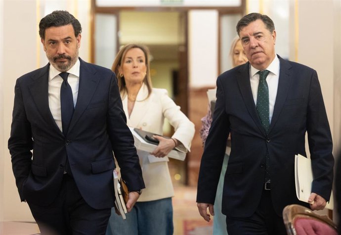 Archivo - El secretario tercero de la Mesa del Congreso, Guillermo Mariscal (i) y el vicepresidente segundo de la Mesa del Congreso, José Antonio Bermúdez de Castro (d), a su llegada a una reunión de la Mesa del Congreso de los Diputados, a 8 de abril de 