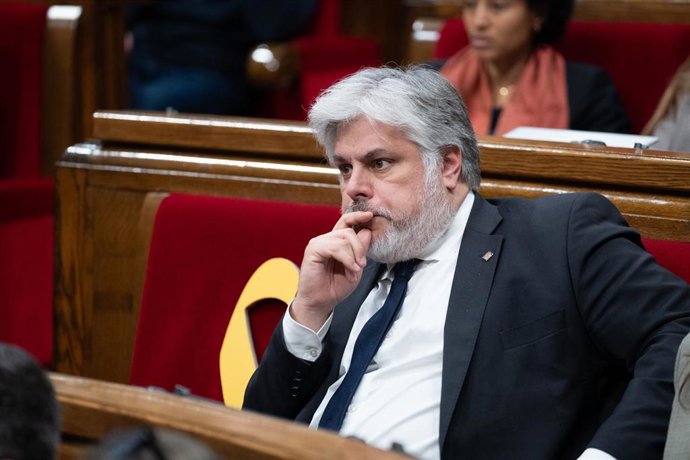 Archivo - El presidente de Junts en el Parlament, Albert Batet, durante una sesión plenaria en el Parlament de Catalunya.