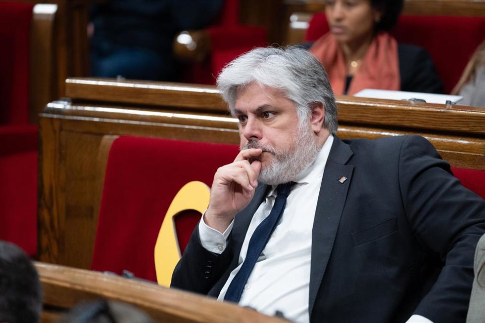 Archivo - El presidente de Junts en el Parlament, Albert Batet, durante una sesión plenaria en el Parlament de Catalunya.