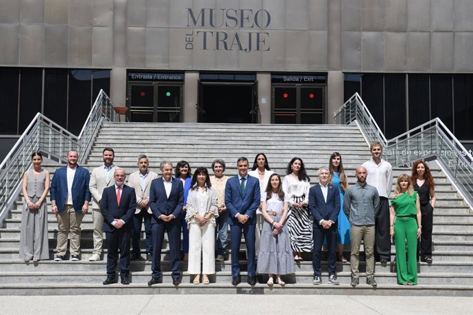 (I-D) Foto de familia, en la primera fila, el delegado del Gobierno en la Comunidad de Madrid, Francisco Martín; el expresidente del Gobierno José Luis Rodríguez Zapatero; la ministra de Igualdad, Ana Redondo; el presidente del Gobierno, Pedro Sánchez y e