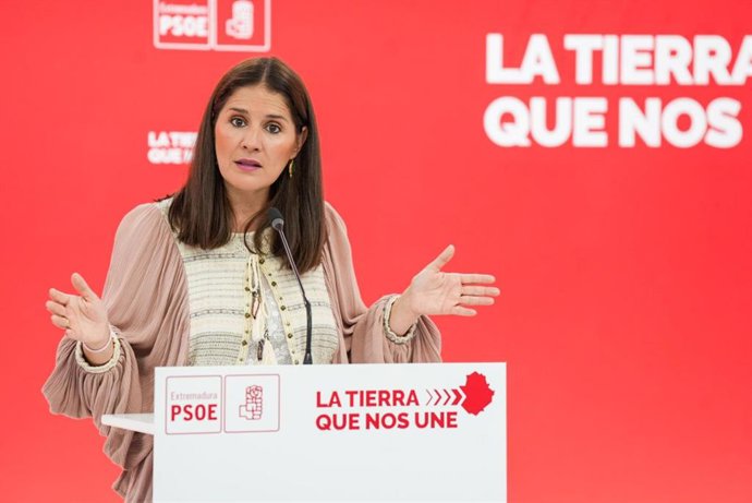 La portavoz del PSOE extremeño, Isabel Gil Rosiña, en rueda de prensa