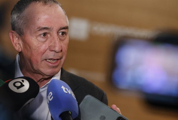 Archivo - El síndic de Compromís en Les Corts, Joan Baldoví, atiende a los medios de comunicación