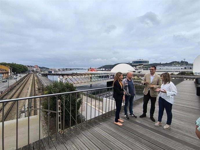 La portavoz del PP de Avilés y diputado nacional, Esther Llamazares, y el diputado regional, José Luis Costillas, frente al Niemeyer.