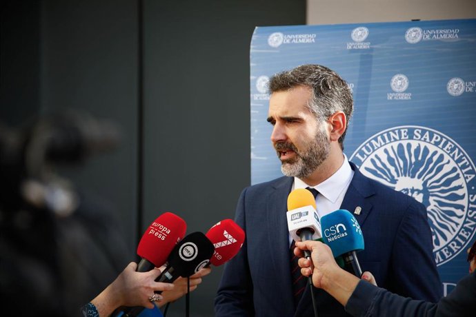 Archivo - El consejero de Agricultura, Pesca, Agua y Desarrollo Rural, Ramón Fernández-Pacheco, atención a los medios de comunicación. 