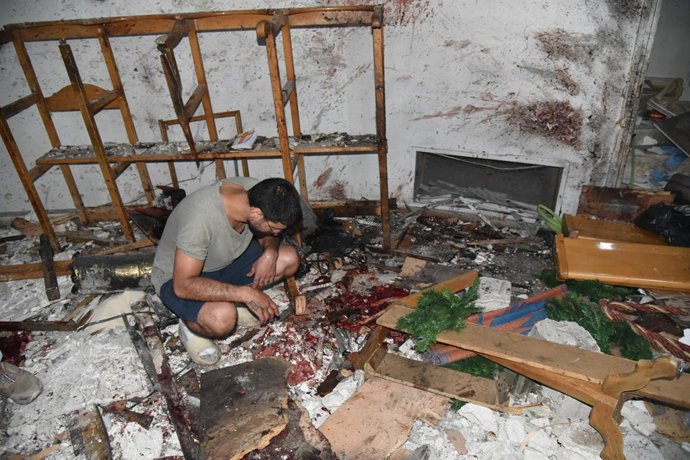 DAMASCUS, 23 de junho de 2025 -- Um homem é fotografado em meio a escombros na Igreja Mar Elias, no distrito de Dweilaa, na periferia leste de Damasco, Síria, em 22 de junho de 2025. Um homem-bomba invadiu uma igreja lotada na capital síria, Damasco, dura