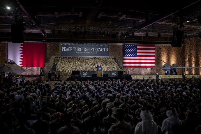 Archivo - May 15, 2025, Doha, Qatar: U.S President Donald Trump, deliver remarks to service members stationed at Al Udeid Air Base, May 15, 2025, in Doha, Qatar.