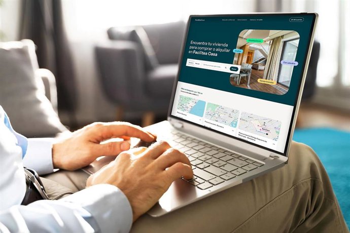 Un usuario consultando el portal 'Facilitea Casa' de CaixaBank.