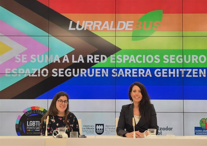 La presidenta de Ortzadar LGBTI+, Nagore Espin, y la diputada de Movilidad, Azahara Domínguez