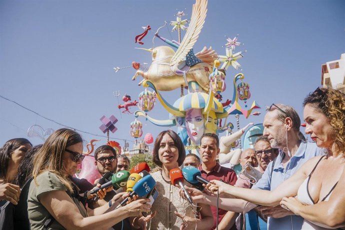 La ministra Diana Morant atiende a los medios en Alicante