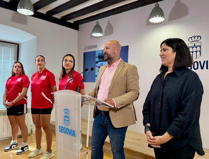 El concejal de Deportes, Jesús Garrido, con la vocal del Club Taekwondo Segovia, Noel Gómez, y varias deportistas.