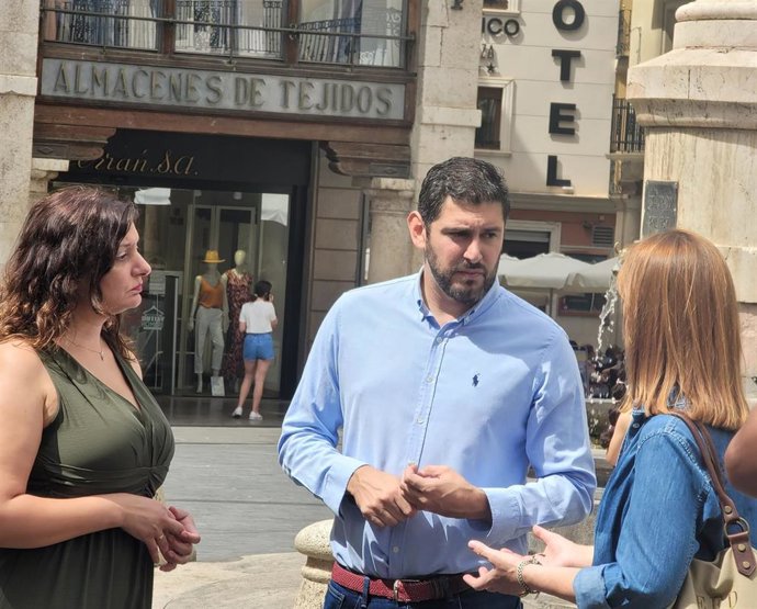 El portavoz de Vox en las Cortes de Aragón, Alejandro Nolasco, conversa con las concejales de este partido en el Ayuntamiento de Teruel Elena Fernández y Verónica Luz.