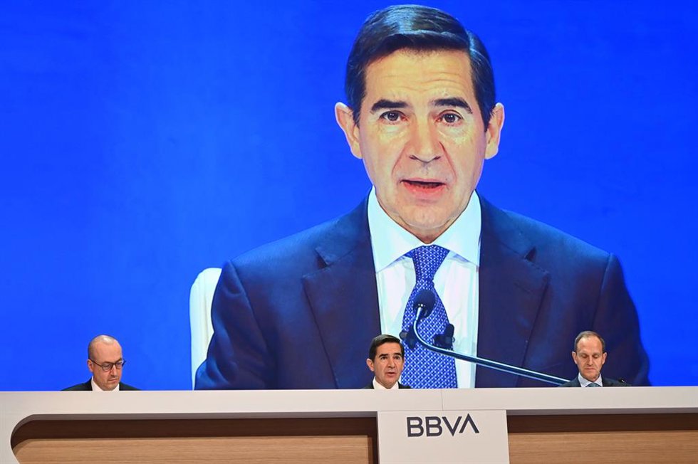Archivo - (I-D) El CEO de BBVA, Onur Gen, el presidente de BBVA, Carlos Torres Vila, y el secretario general de BBVA, Domingo Armengol, durante la junta general de accionistas de BBVA, en el Palacio Euskalduna, a 21 de marzo de 2025, en Bilbao, Vizcaya