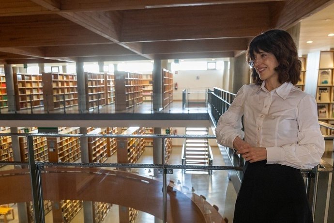Irene Vallejo visita la biblioteca de la UNED.