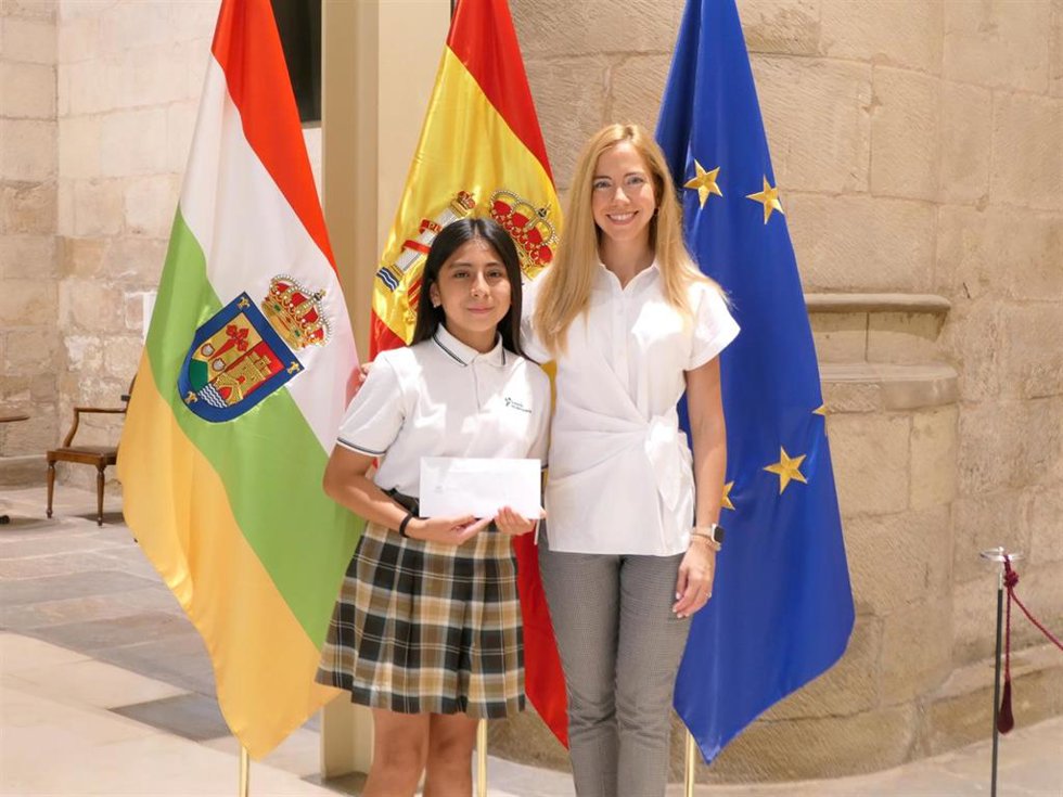 La presidenta del Parlamento de La Rioja, Marta Fernández Cornago, ha recibido hoy a la alumna del CPC Santa Teresa, Kendra Zapata Guanozoa, ganadora del premio del Parlamento