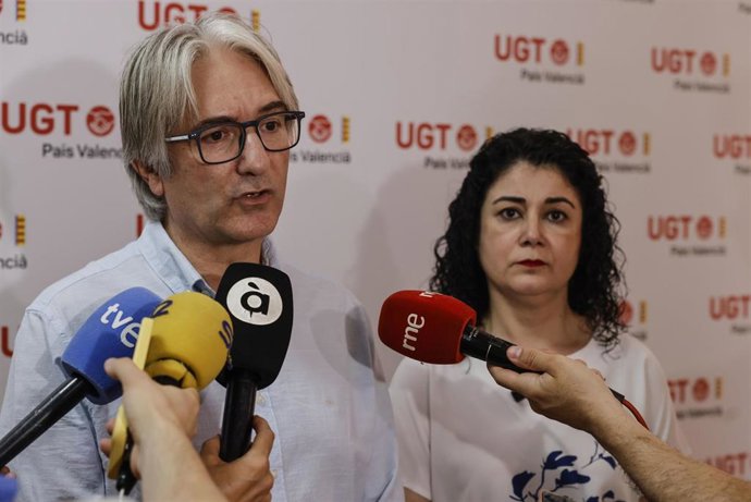 Los secretarios generales de UGT PV, Tino Calero, y CCOO PV, Ana García