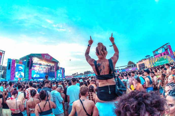 Archivo - Público en una de las pasadas ediciones del Reggaeton Beach Festival